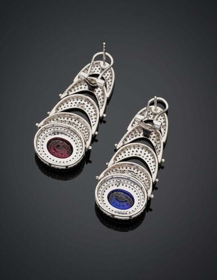 Paire de PENDANTS d'OREILLES en or gris (750‰) articulé saerti de pavages de di…