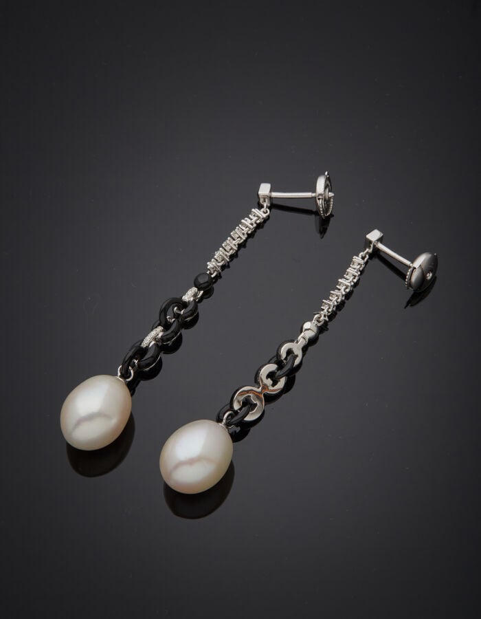 Paire de PENDANTS d'OREILLES en or gris (750‰) composée d'une chaîne serti de d…