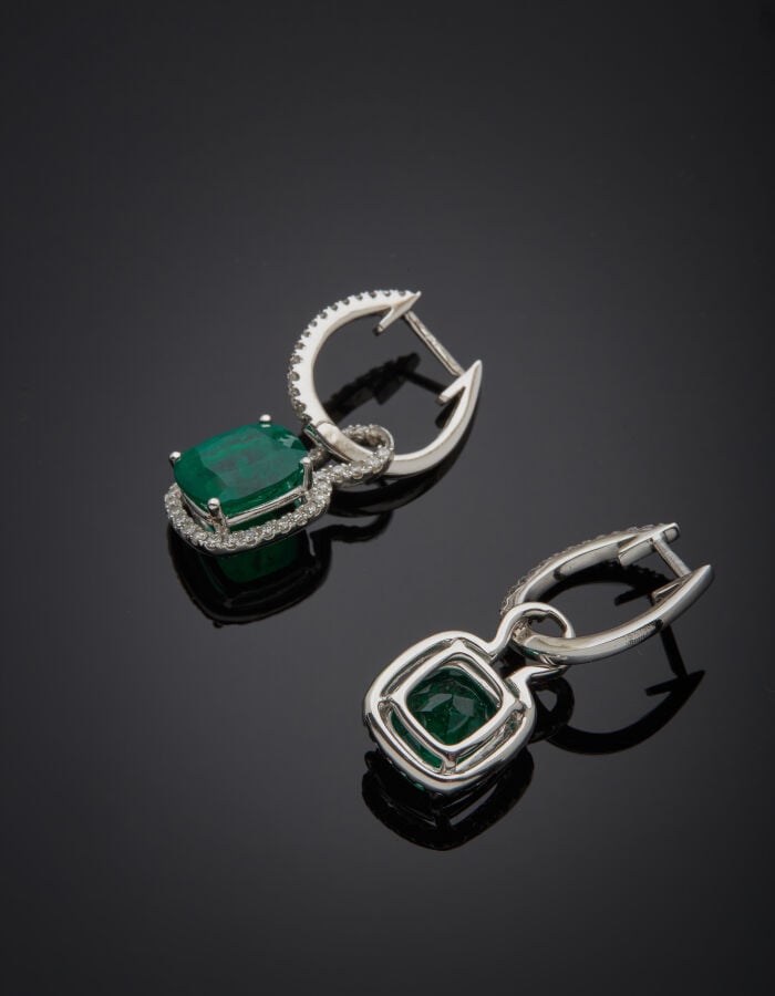 Paire de PENDANTS d'OREILLES en or gris (750‰) composés d'une « créole » sertie…
