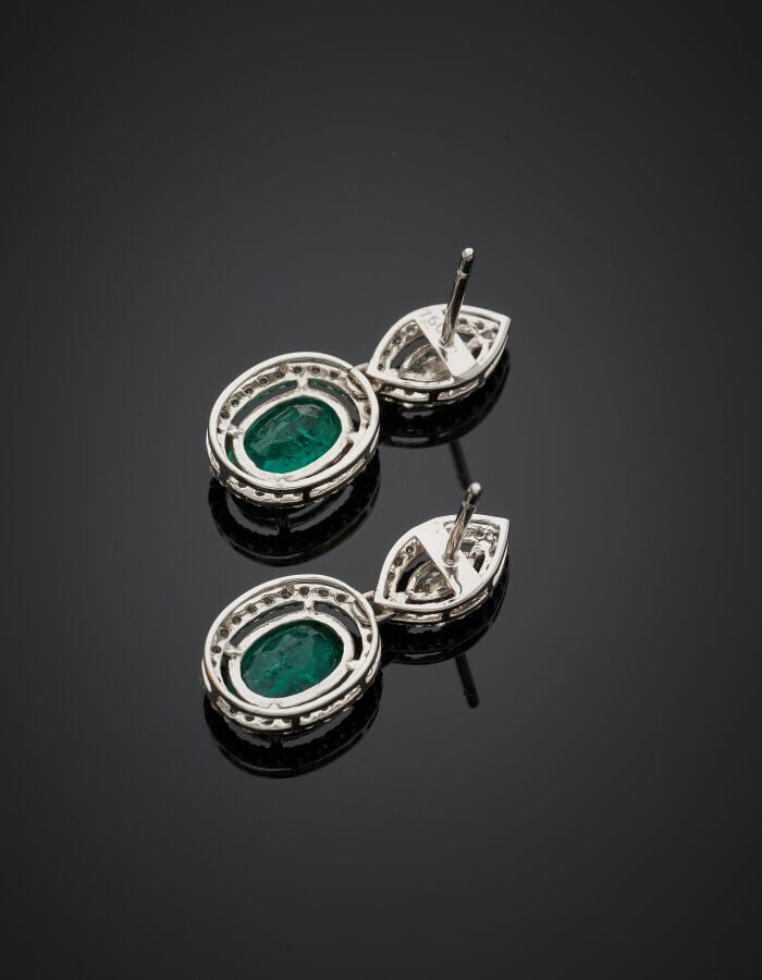 Paire de PENDANTS d'OREILLES en or gris (750‰) serti d'un diamant taille navett…