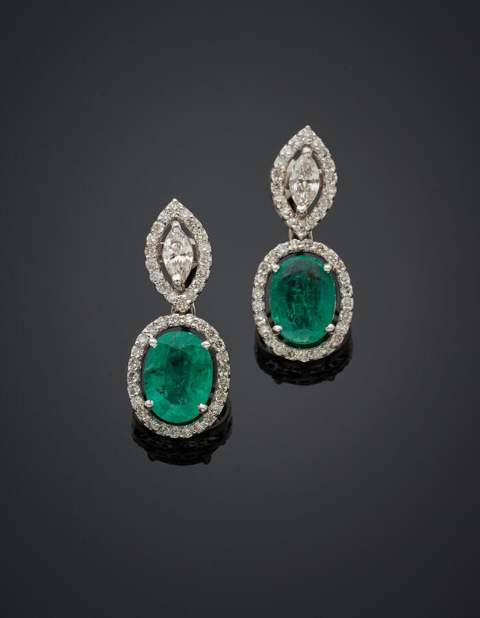 Paire de PENDANTS d'OREILLES en or gris (750‰) serti d'un diamant taille navett…