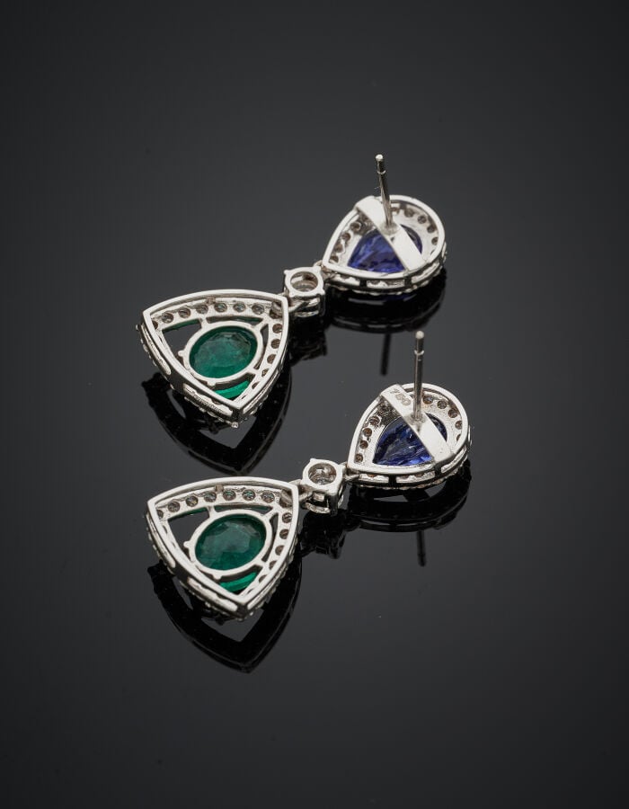 Paire de PENDANTS d'OREILLES en or gris (750‰) serti de diamants taille brillan…