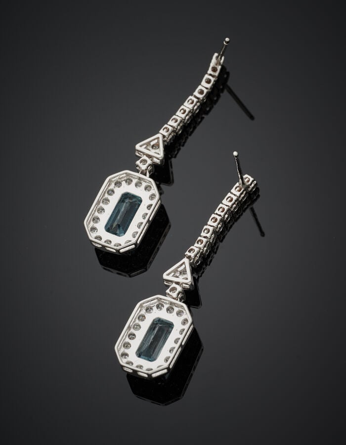 Paire de PENDANTS d'OREILLES en or gris (750‰) serti de diamants taille brillan…