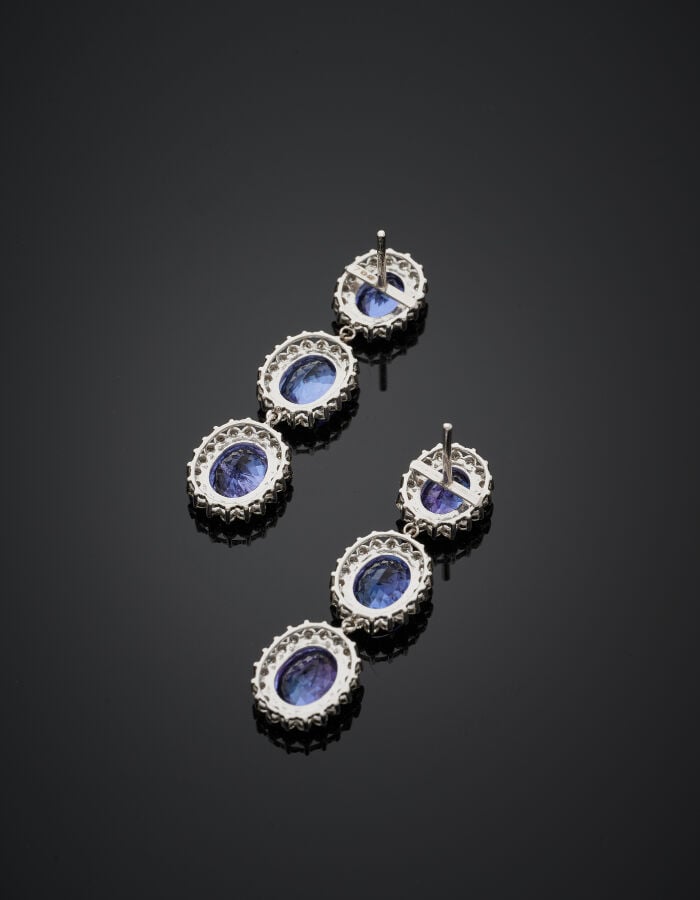 Paire de PENDANTS d'OREILLES en or gris (750‰) serti de trois tanzanites ovales…