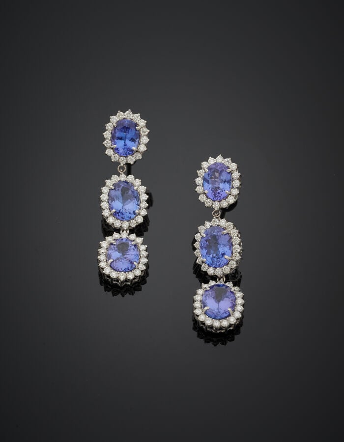 Paire de PENDANTS d'OREILLES en or gris (750‰) serti de trois tanzanites ovales…