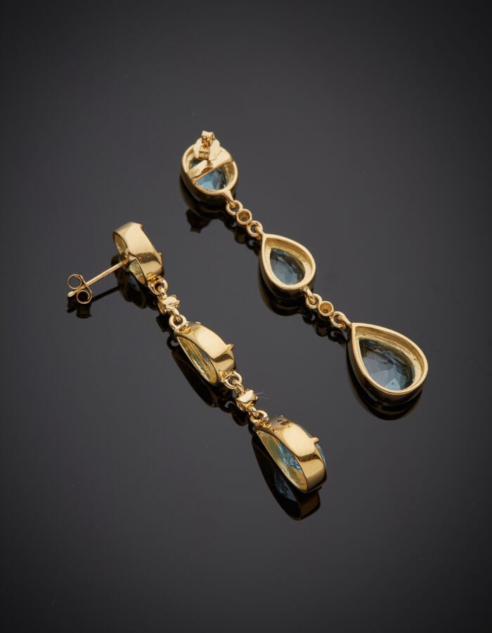 Paire de PENDANTS d'OREILLES en or jaune (375‰) 9 carats et vermeil (925‰) sert…