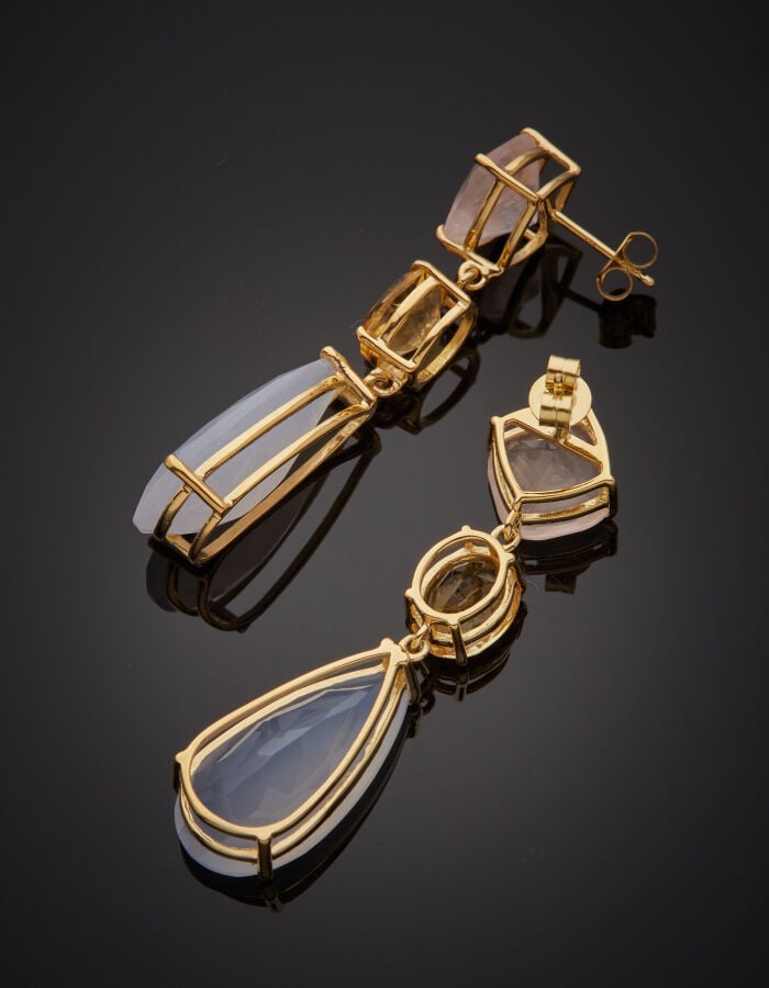 Paire de PENDANTS d'OREILLES en vermeil (min. 800‰) serti d'un quartz rose, cit…