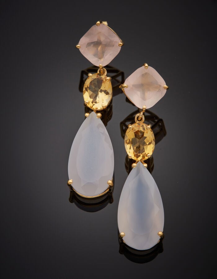 Paire de PENDANTS d'OREILLES en vermeil (min. 800‰) serti d'un quartz rose, cit…