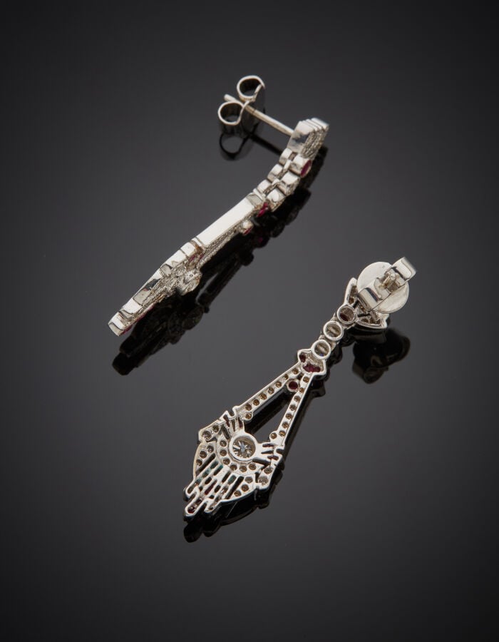 Paire de PENDANTS d'OREILLES géométriques en or gris (750‰) ajouré et articulé,…