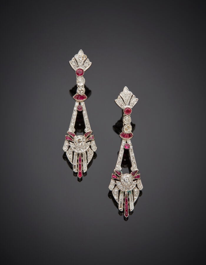 Paire de PENDANTS d'OREILLES géométriques en or gris (750‰) ajouré et articulé,…