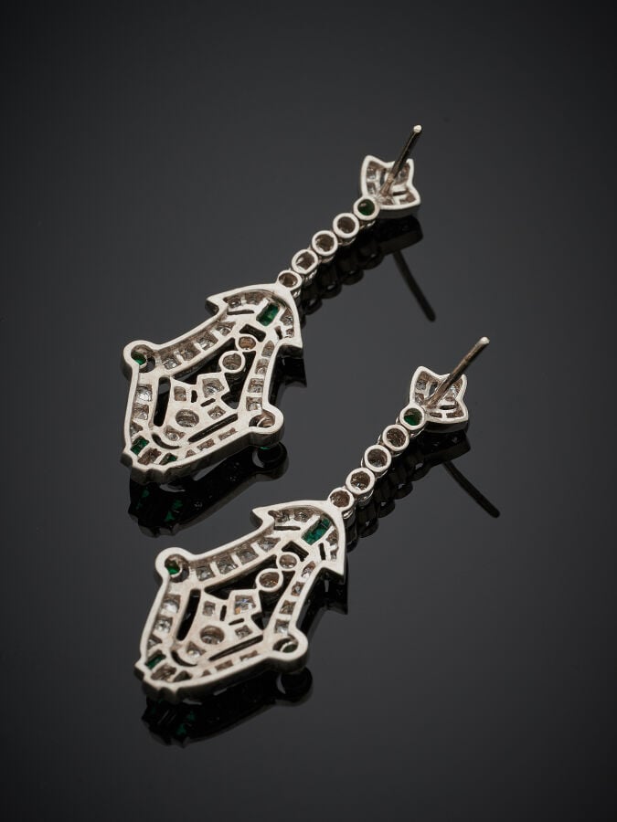 Paire de PENDANTS d'OREILLES géométriques en or gris (750‰) ajouré, serti d'ali…