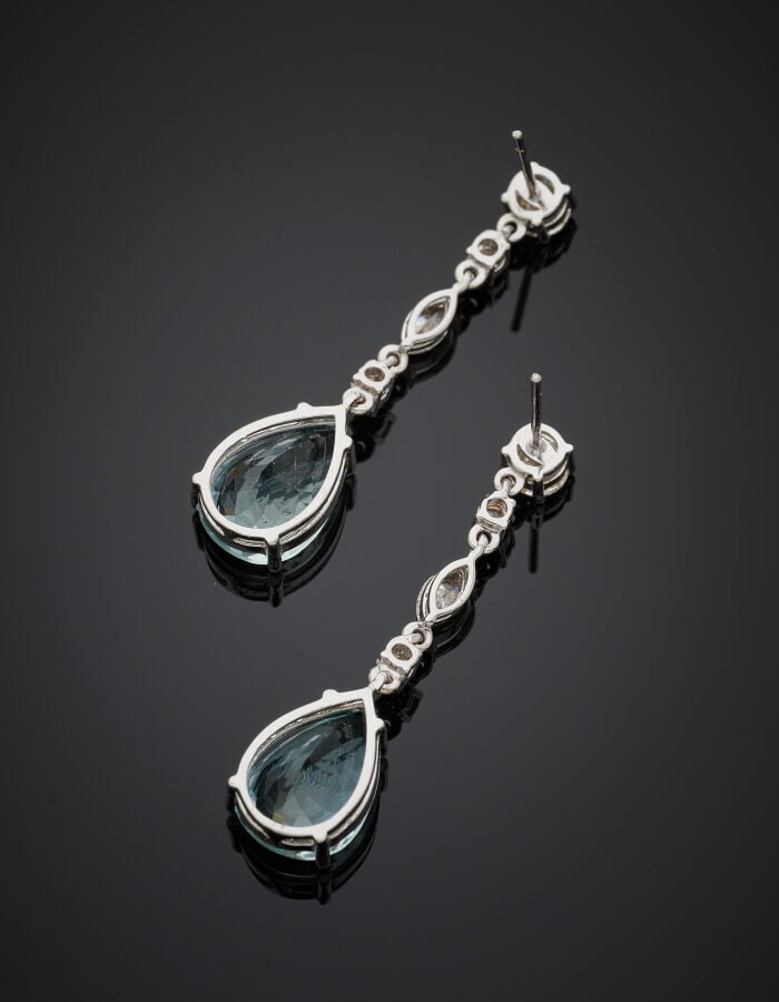 Paire de PENDANTS d'OREILLES "gouttes" en or gris (750‰) serti de diamants tail…