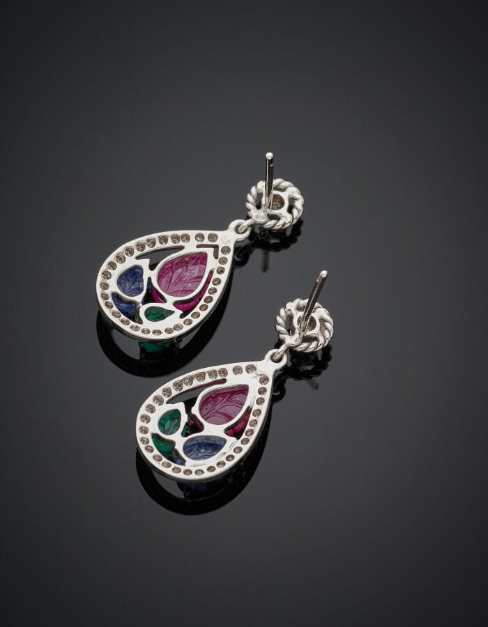 Paire de PENDANTS d'OREILLES "Tutti Frutti" en or gris (750‰) zjouré et torsadé…