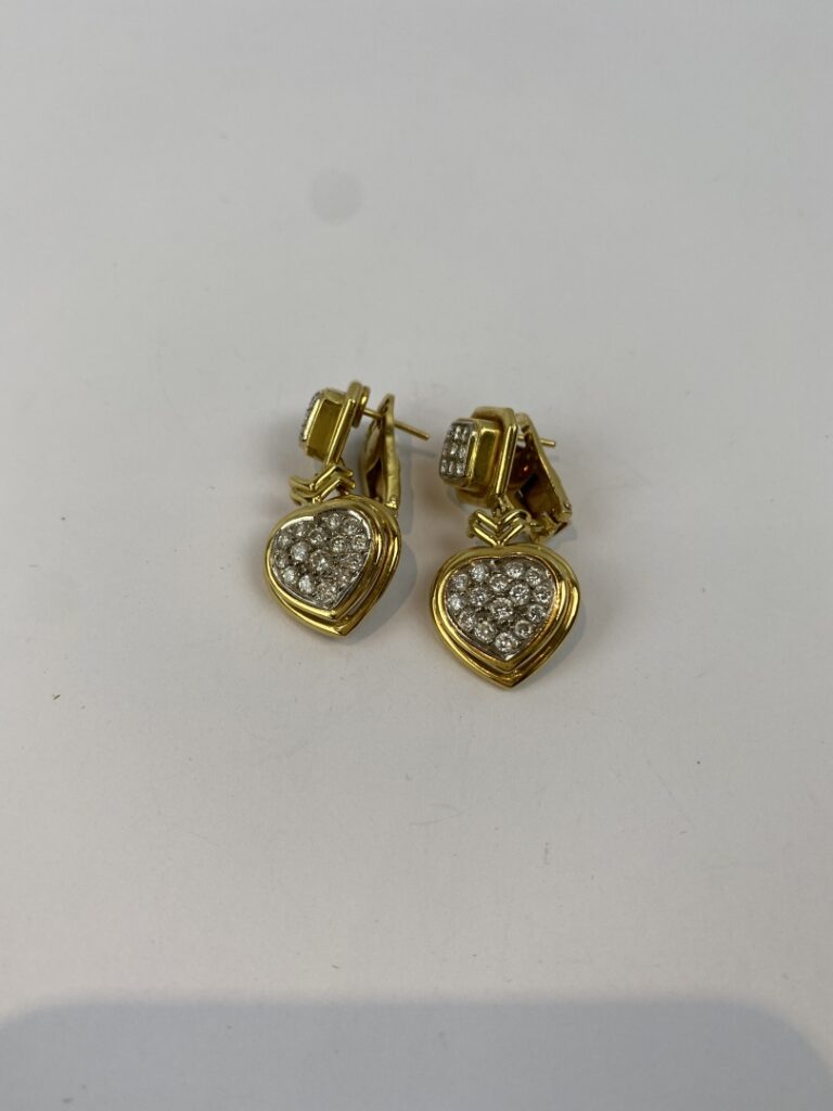 Paire de pendants d'oreilles en or (750) deux tons formés d'un motif losangique…