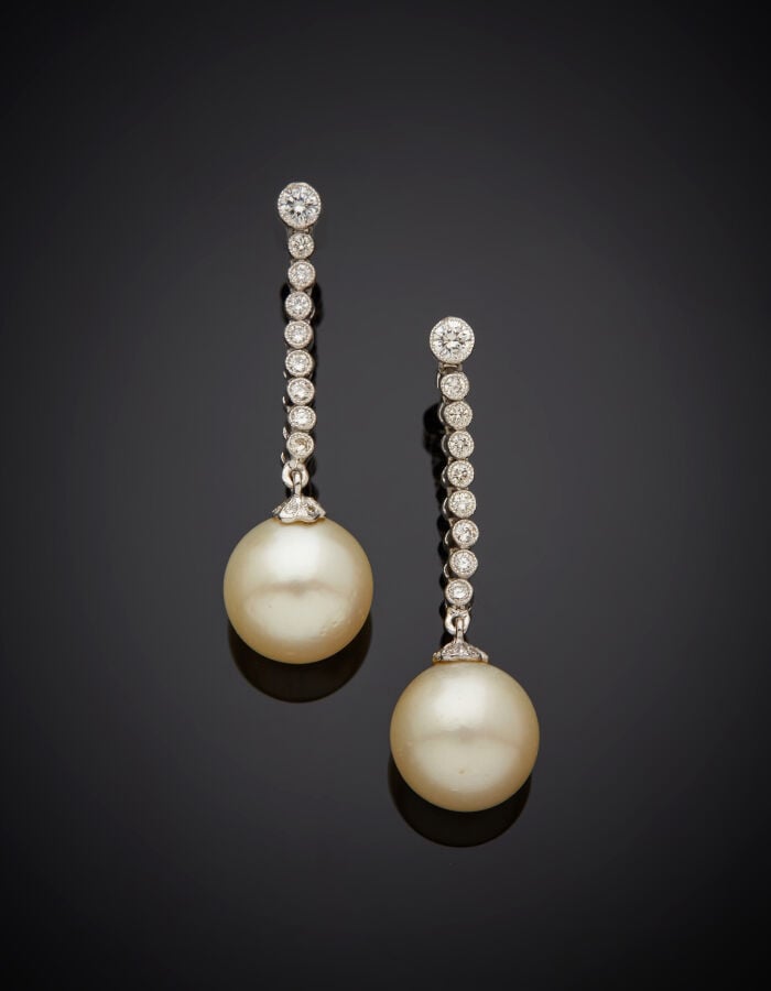 Paire de PENDANTS D'OREILLES en or gris (750 millièmes) articulé, serti d'un al…