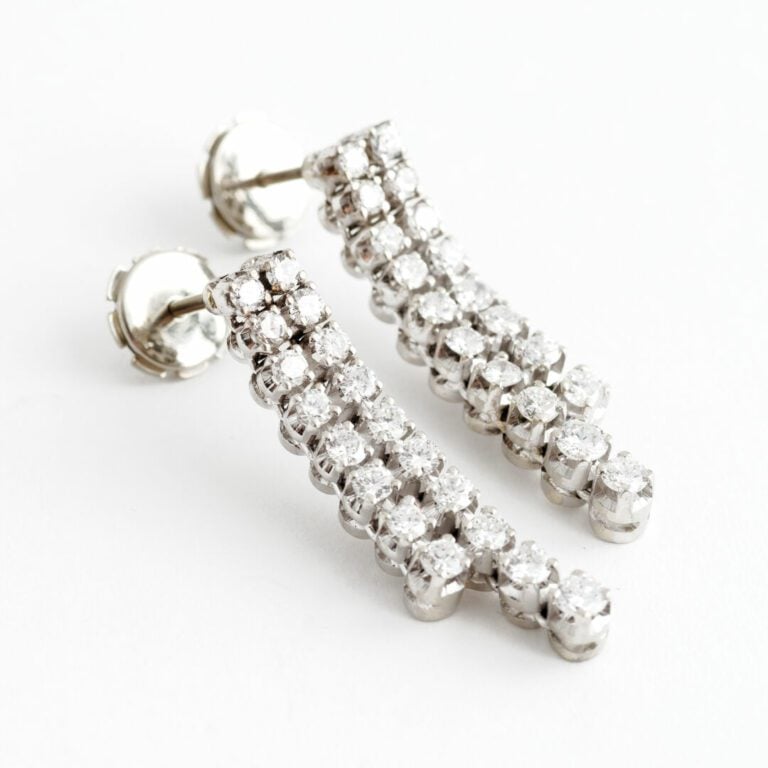 Paire de pendants d'oreilles en or gris (750) ornés d'une chute de deux lignes…