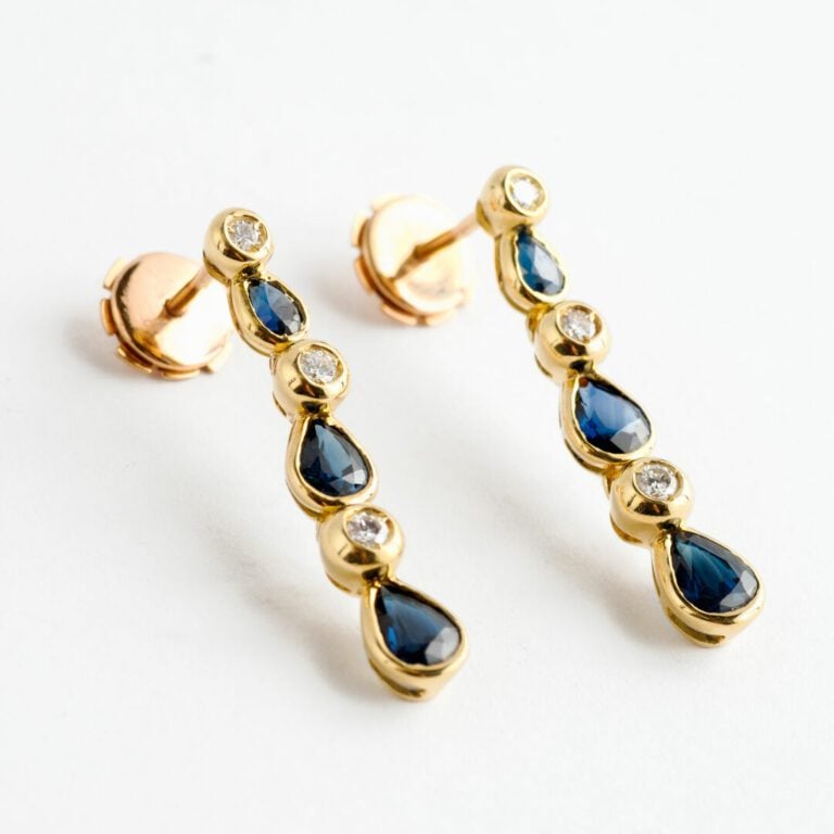 Paire de pendants d'oreilles en or jaune (750) ornés d'une chute de diamants ta…