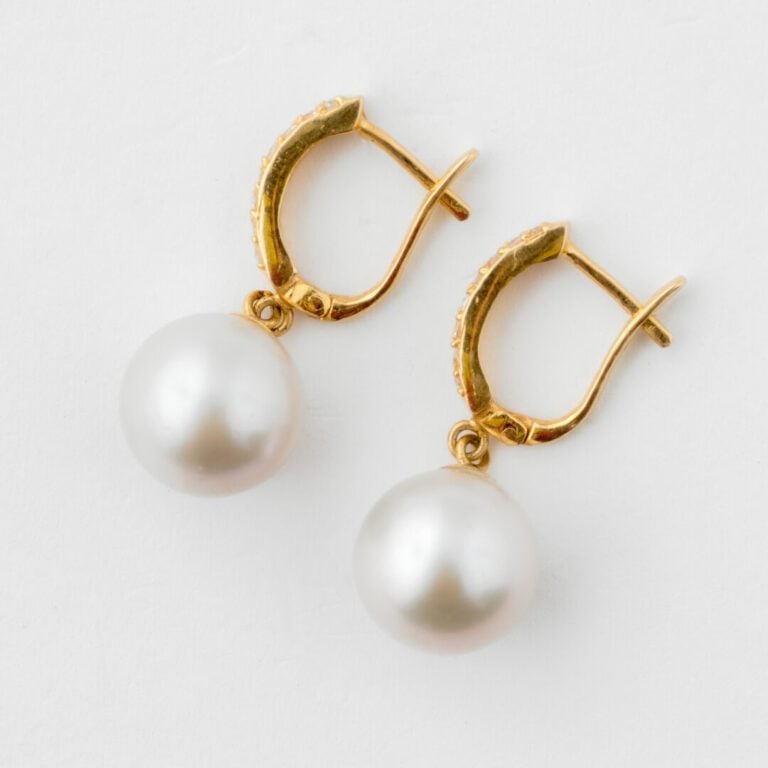 Paire de pendants d'oreillles en or (750) et platine (850) ornés d'une petite p…