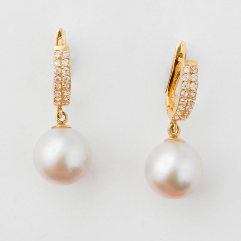Paire de pendants d'oreillles en or (750) et platine (850) ornés d'une petite p…