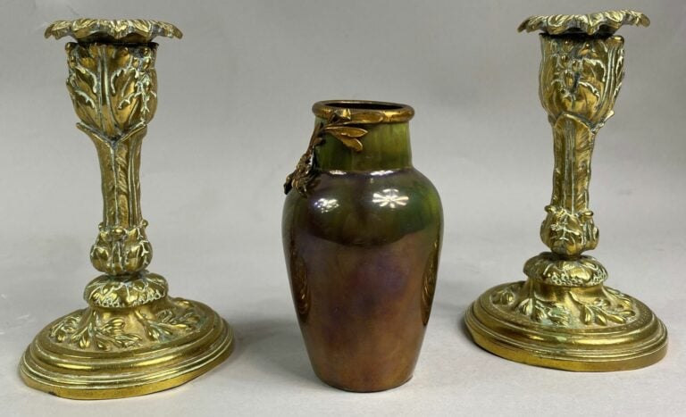 Paire de petits bougeoirs en bronze doré à décor de feuillages et pampres de vi…