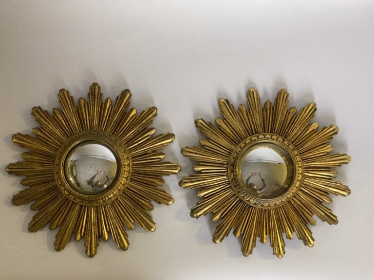 Paire de petits miroirs dit sorcière en bois doré à décor rayonnant - Travail m…