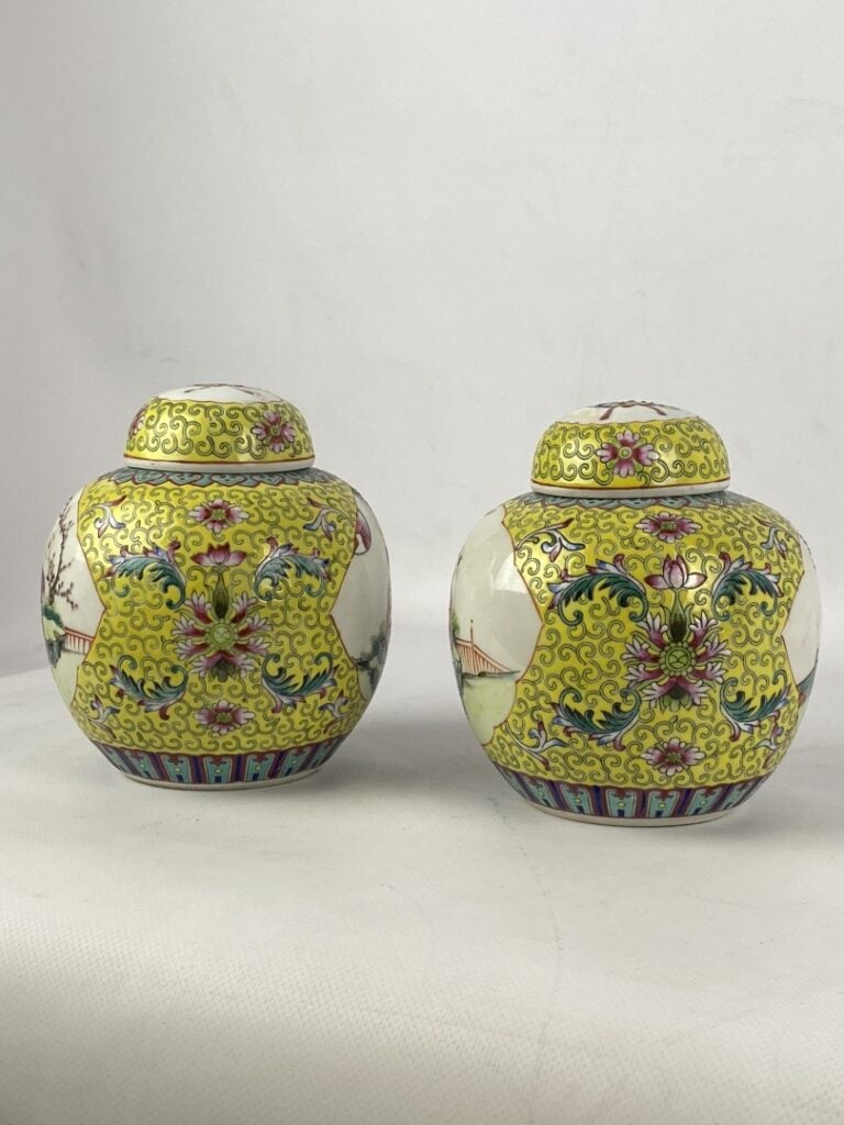Paire de petits pots à gingembre en porcelaine et émaux dans le goût de la fami…