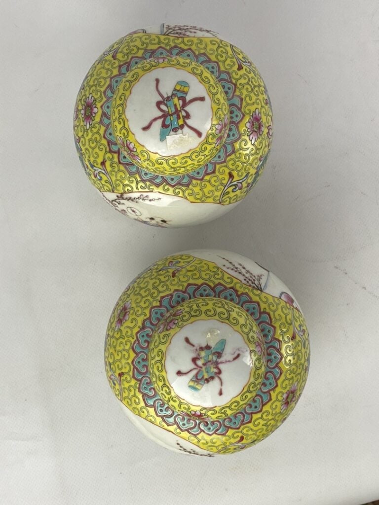 Paire de petits pots à gingembre en porcelaine et émaux dans le goût de la fami…