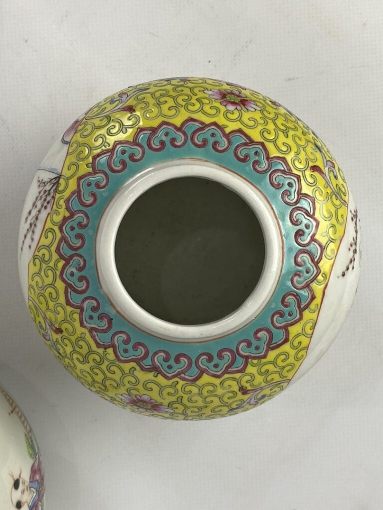 Paire de petits pots à gingembre en porcelaine et émaux dans le goût de la fami…