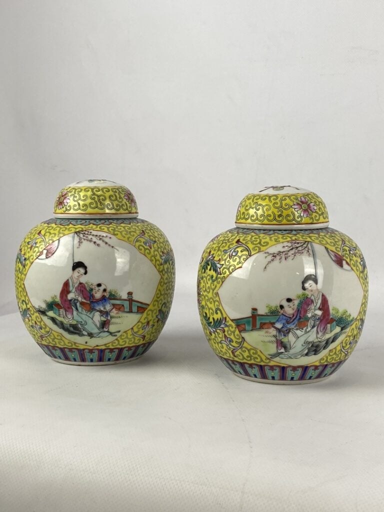 Paire de petits pots à gingembre en porcelaine et émaux dans le goût de la fami…