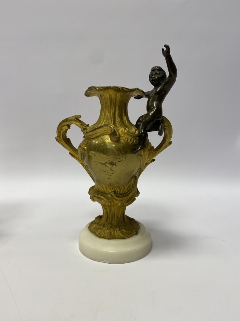 Paire de petits vases en bronze patiné et doré, flanqués d'un enfant, socle en…