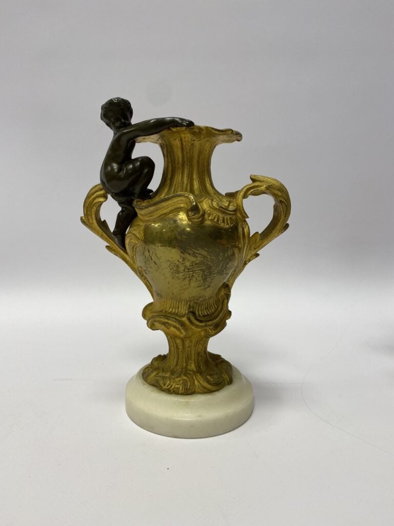 Paire de petits vases en bronze patiné et doré, flanqués d'un enfant, socle en…