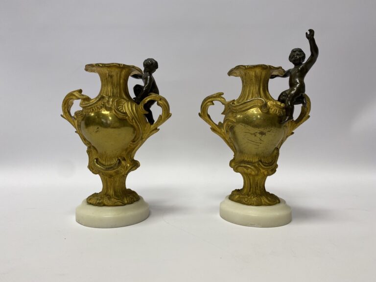 Paire de petits vases en bronze patiné et doré, flanqués d'un enfant, socle en…