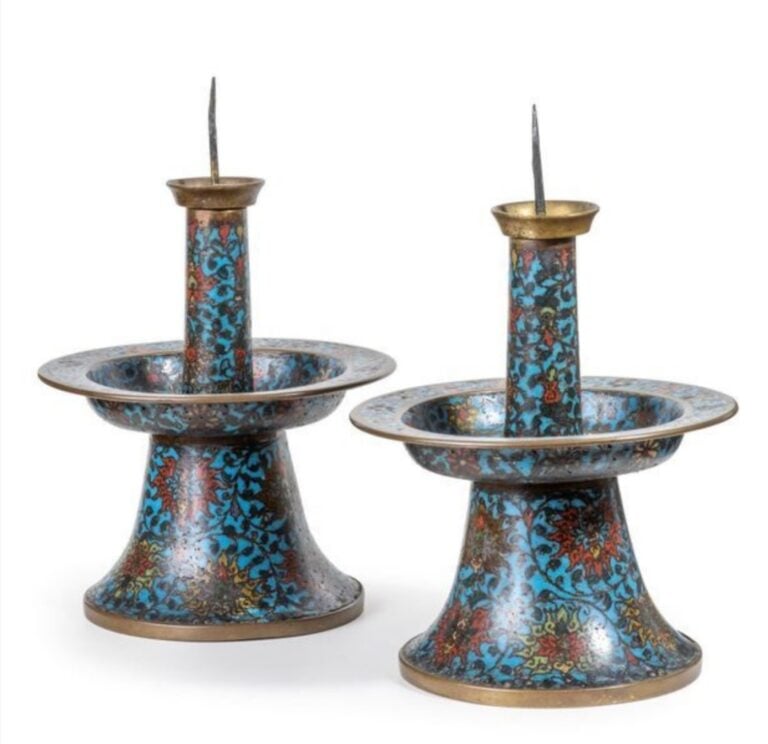 PAIRE DE PIQUES-CIERGE D'AUTEL EN EMAUX CLOISONNES - CHINE - Epoque MING (1368…