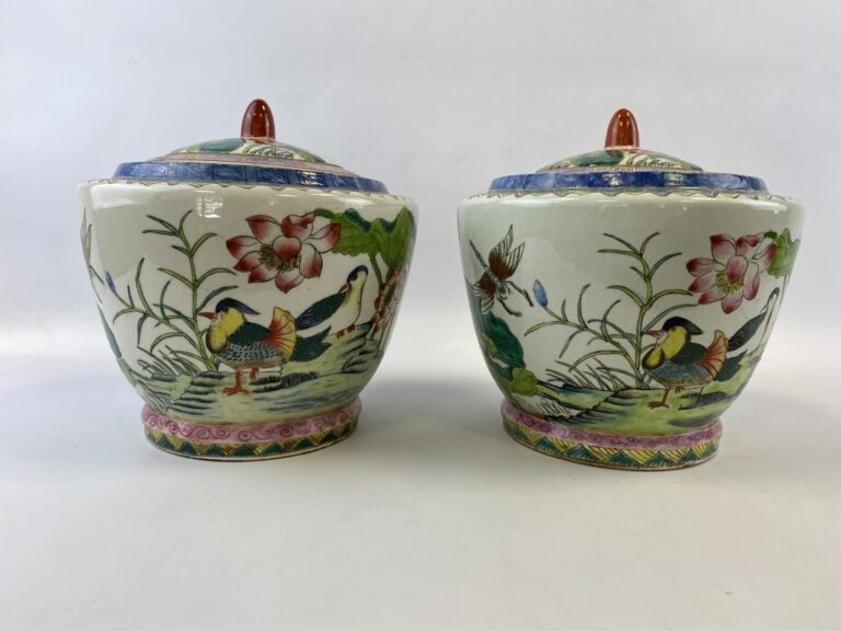 PAIRE DE POTS A GINGEMBRE COUVERT EN PORCELAINE - Dans le goût chinois - Au déc…