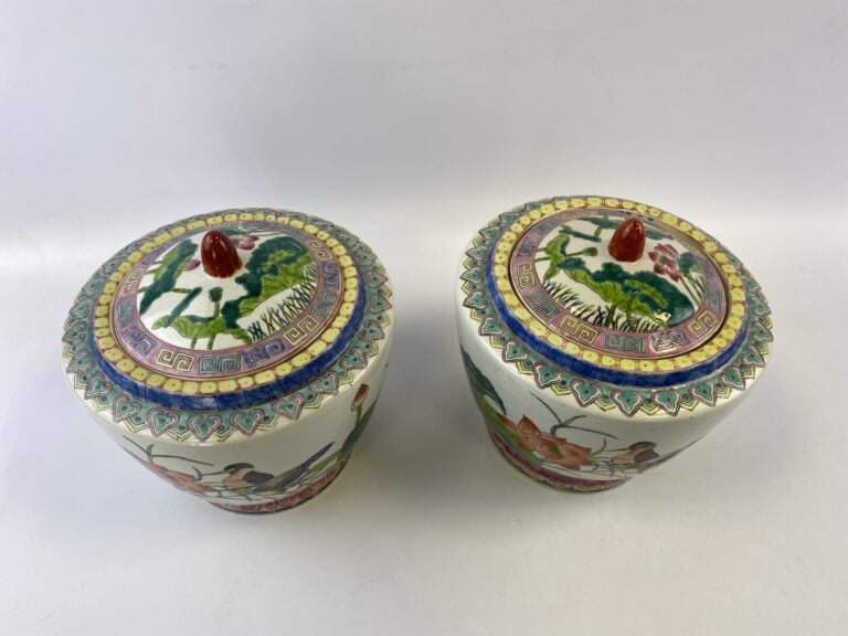 PAIRE DE POTS A GINGEMBRE COUVERT EN PORCELAINE - Dans le goût chinois - Au déc…