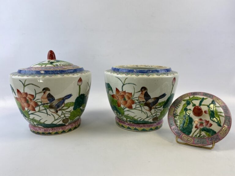 PAIRE DE POTS A GINGEMBRE COUVERT EN PORCELAINE - Dans le goût chinois - Au déc…