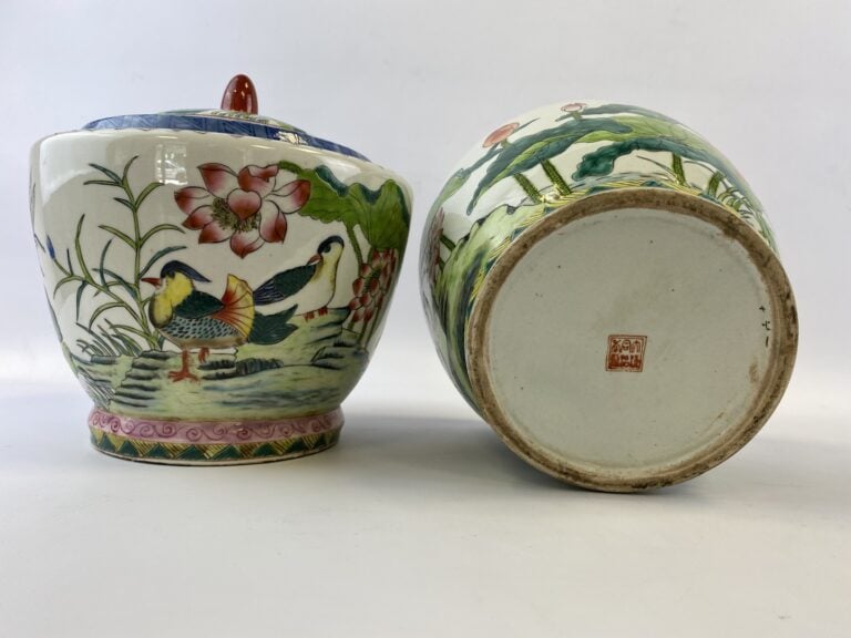 PAIRE DE POTS A GINGEMBRE COUVERT EN PORCELAINE - Dans le goût chinois - Au déc…