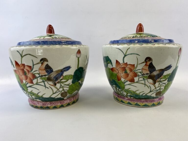 PAIRE DE POTS A GINGEMBRE COUVERT EN PORCELAINE - Dans le goût chinois - Au déc…