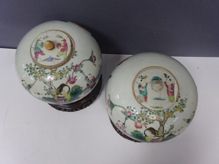 [-] PAIRE DE POTS A GINGEMBRE DE LA FAMILLE ROSE EMAILLEE - Chine, XIXe siècle…