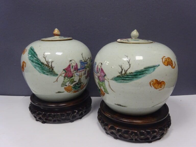 [-] PAIRE DE POTS A GINGEMBRE DE LA FAMILLE ROSE EMAILLEE - Chine, XIXe siècle…