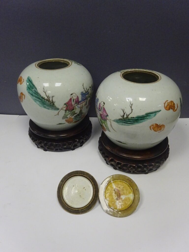 [-] PAIRE DE POTS A GINGEMBRE DE LA FAMILLE ROSE EMAILLEE - Chine, XIXe siècle…