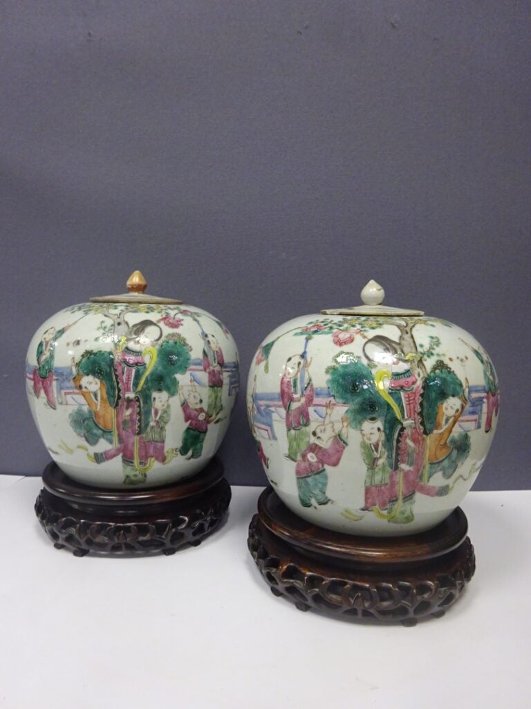 [-] PAIRE DE POTS A GINGEMBRE DE LA FAMILLE ROSE EMAILLEE - Chine, XIXe siècle…