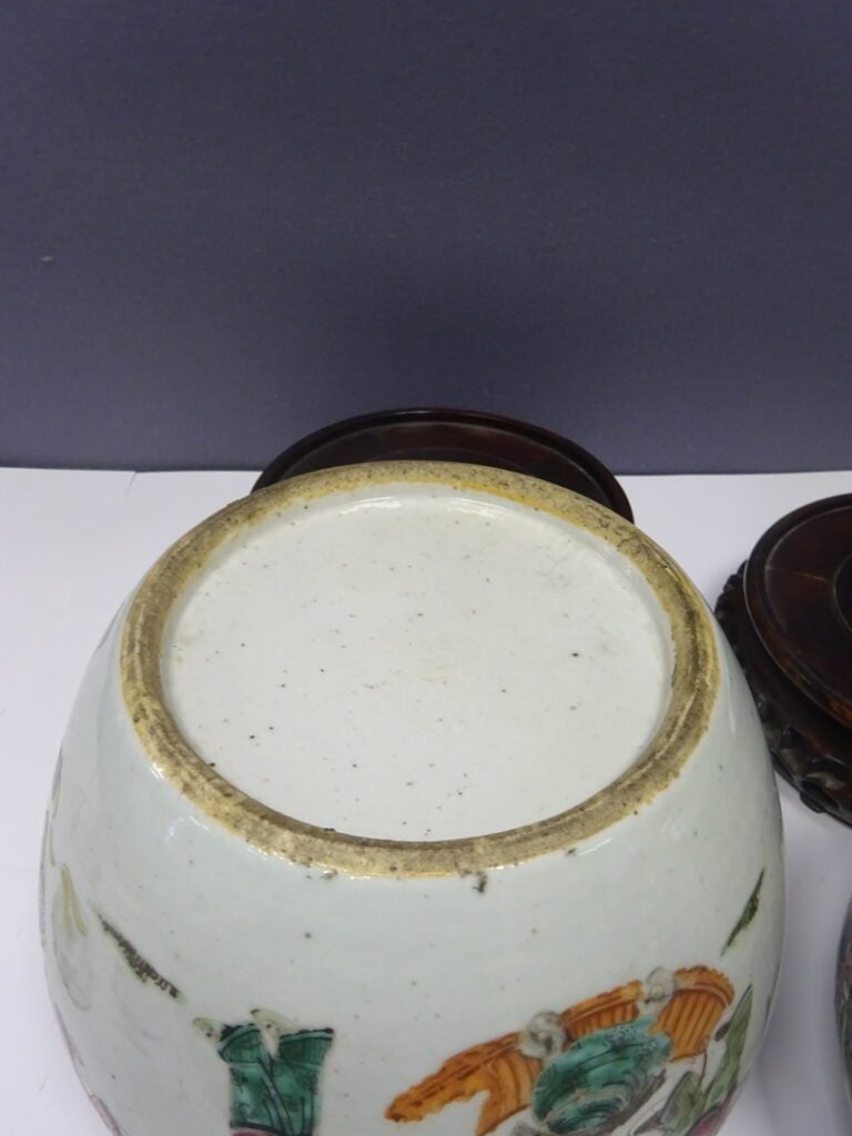 [-] PAIRE DE POTS A GINGEMBRE DE LA FAMILLE ROSE EMAILLEE - Chine, XIXe siècle…