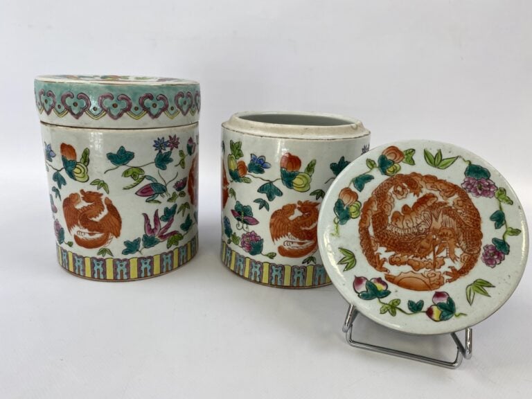 PAIRE DE POTS COUVERTS EN PORCELAINE, DANS LE GOUT DE LA FAMILLE ROSE - Chine -…