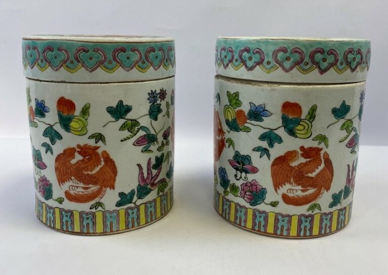 PAIRE DE POTS COUVERTS EN PORCELAINE, DANS LE GOUT DE LA FAMILLE ROSE - Chine -…