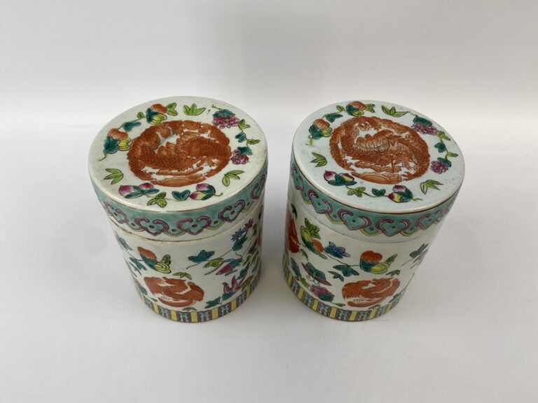 PAIRE DE POTS COUVERTS EN PORCELAINE, DANS LE GOUT DE LA FAMILLE ROSE - Chine -…