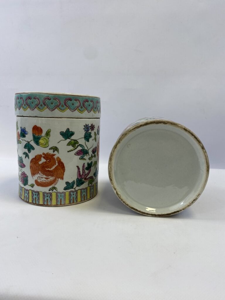PAIRE DE POTS COUVERTS EN PORCELAINE, DANS LE GOUT DE LA FAMILLE ROSE - Chine -…