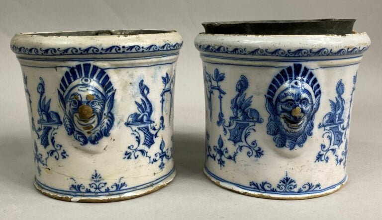 Paire de rafraichissoirs à verre en faïence à décor émaillé en camaïeu bleu de…
