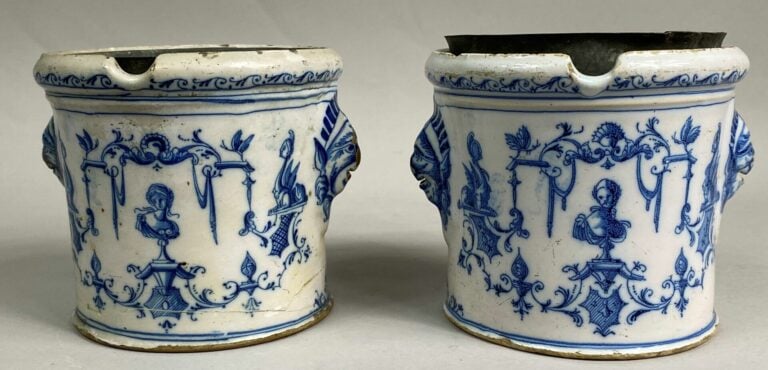 Paire de rafraichissoirs à verre en faïence à décor émaillé en camaïeu bleu de…