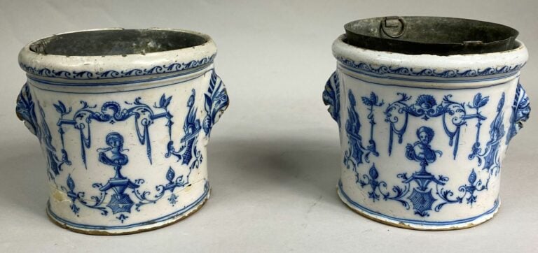Paire de rafraichissoirs à verre en faïence à décor émaillé en camaïeu bleu de…